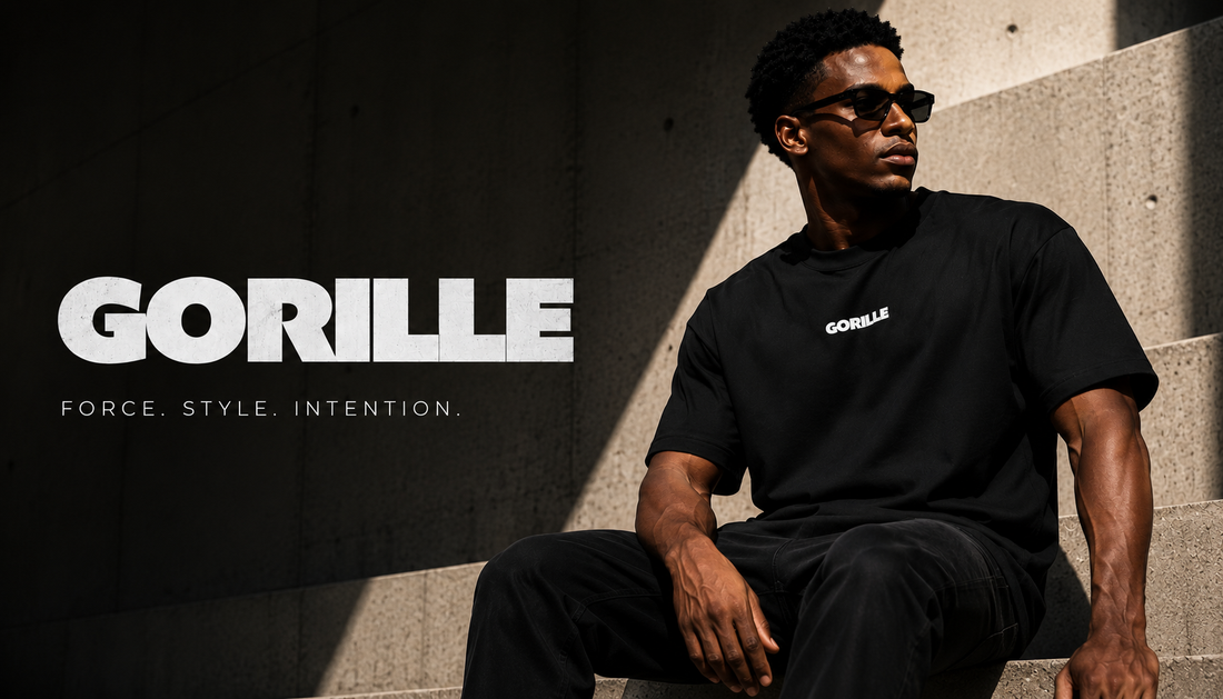 Homme portant un t-shirt oversize GORILLE Noir Vintage contre un mur en béton — Force. Style. Intention.